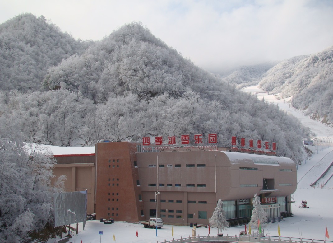 體驗冬季旅游滑雪 玩轉(zhuǎn)酷炫冰雪世界