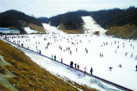 體驗冬季旅游滑雪 玩轉(zhuǎn)酷炫冰雪世界