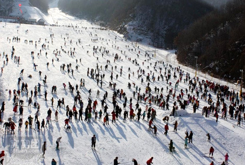 體驗冬季旅游滑雪 玩轉(zhuǎn)酷炫冰雪世界