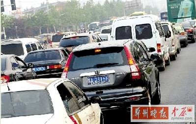 晚高峰的花園路車流密不透風 鄭州晚報記者 周甬 圖