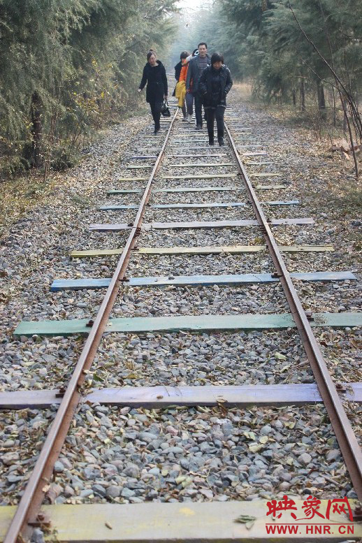 景區(qū)保留下來的火車道，下面的木基被染成了五顏六色