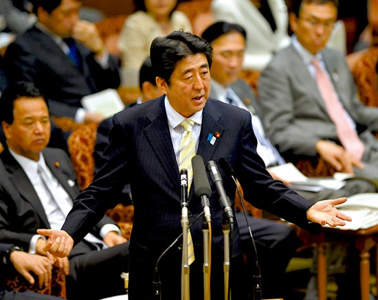 23日，安倍在參議院預算委員會發(fā)表講話。