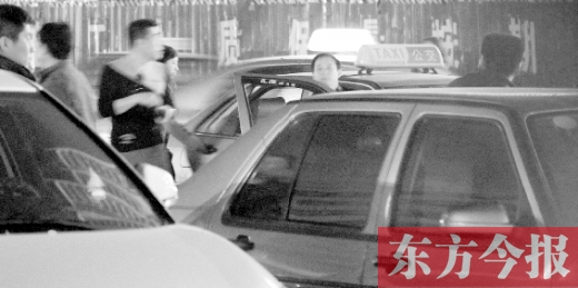 記者夜探鄭州汽車南站 出租車隨意漲價(jià)靠打架搶地盤