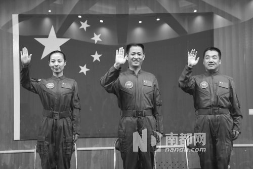 神舟十號航天員王亞平(左)、聶海勝(中)、張曉光(右)。 新華社發(fā)