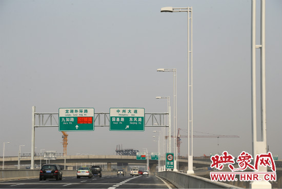 市民可通過北三環(huán)快速路高架橋直達東區(qū)。
