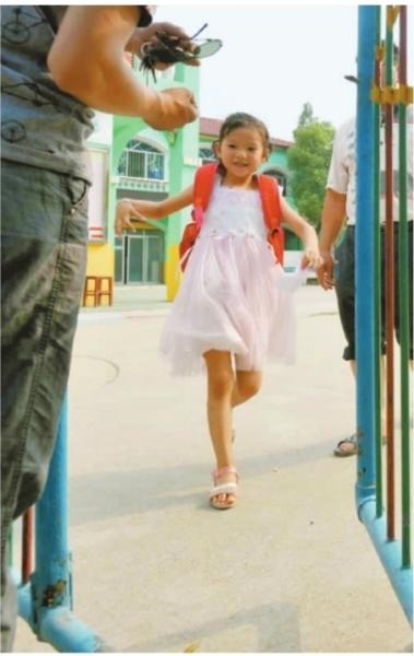 　　昨日，潛江市浩口鎮(zhèn)第三小學已被戒嚴，下午幼兒園學生放學時，一些家長前來接孩子
