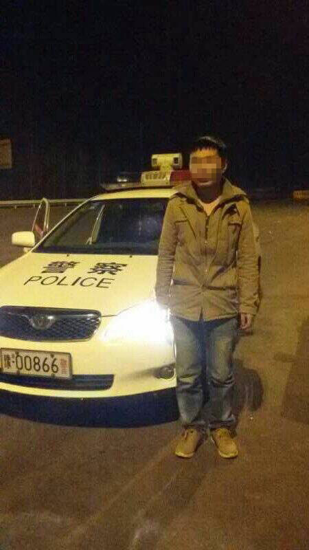 男子被父親拋棄后，在高速交警的幫助下才得以回家。