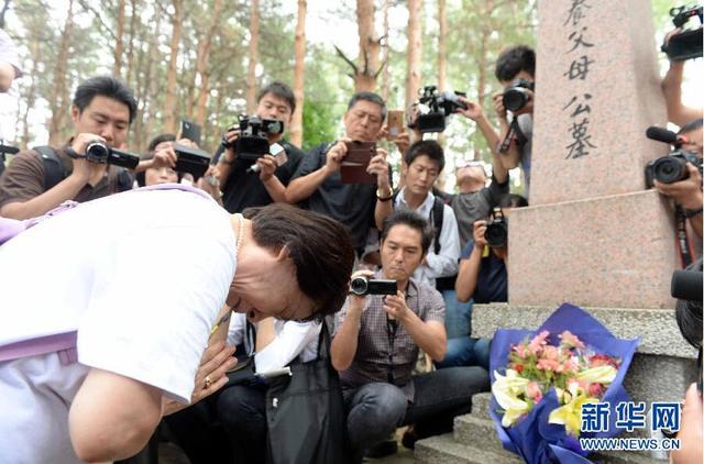 日本遺孤哈爾濱祭拜中國(guó)養(yǎng)父母公墓 激動(dòng)淚流