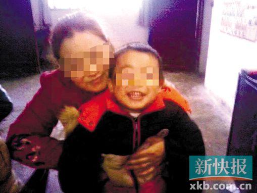 程女士生前和小孩開(kāi)心玩耍。家屬供圖