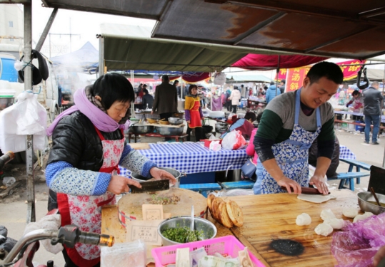 老師辭職賣(mài)肉夾饃 月收入近萬(wàn)元比當(dāng)民辦教師高出2倍