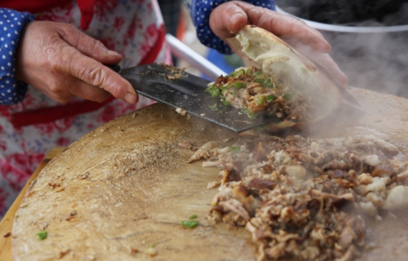 老師辭職賣(mài)肉夾饃 月收入近萬(wàn)元比當(dāng)民辦教師高出2倍