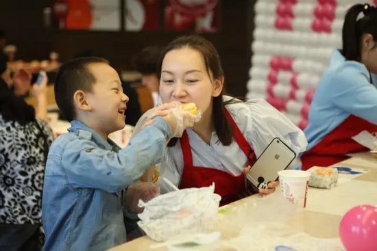 首次下廚的小男子漢，最想分享的人當然是最愛的媽媽