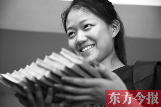 昨天，大一女生周文靜把10萬元現金還給了失主