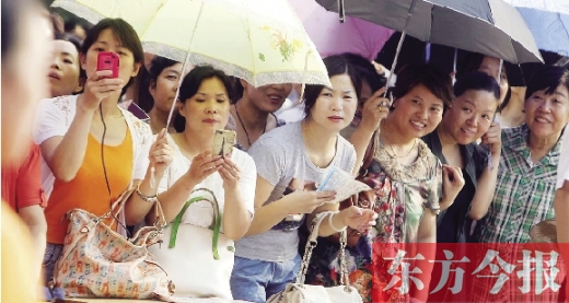 7月6日，鄭州市文化路省實驗中學小升初測評點，家長們聚集在一起，焦急地等待自己的孩子走出考場