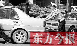 一輛車壞在了路中間，執(zhí)勤交警幫推車