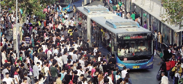 鄭州火車站，等候公交車的人們 東方今報(bào)記者 劉棟杰圖