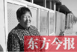 在京水村的臨時(shí)過(guò)渡區(qū)內(nèi)，一位大媽在儲(chǔ)存大白菜