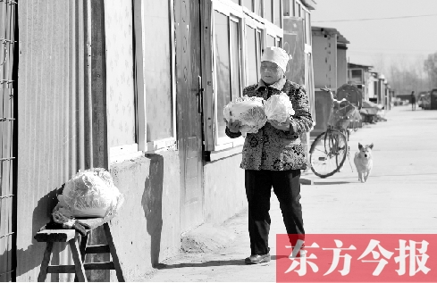 在京水村的臨時(shí)過(guò)渡區(qū)內(nèi)，62歲的村民白小英對(duì)未來(lái)的生活充滿(mǎn)期待