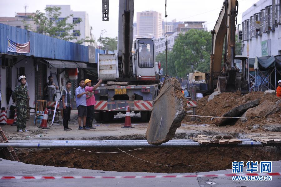 5月21日，在廣東省深圳市龍崗區(qū)橫崗街道紅棉二路華茂工業(yè)園路面塌陷處，救援人員在現(xiàn)場(chǎng)救援。