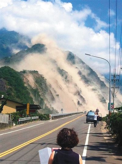 地震造成大面積山崩。網(wǎng)絡(luò)截圖