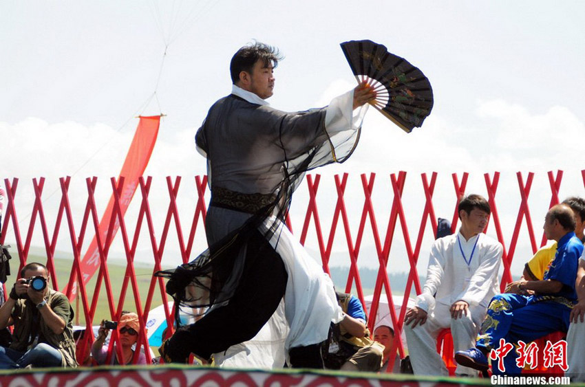 “天山武林大會(huì)”開(kāi)幕 各門派大秀獨(dú)門功夫
