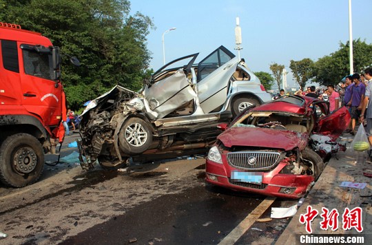 　　8月27日，四川宜賓城區(qū)濱江環(huán)線公路發(fā)生一起3車連環(huán)相撞的交通事故，已致4死2重傷。目前，2名重