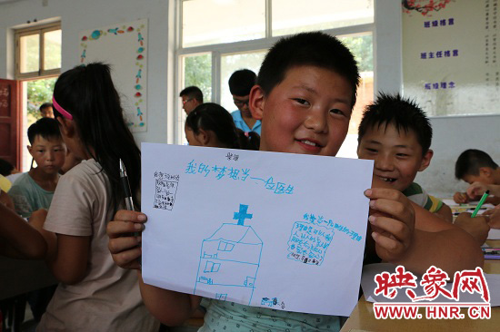 在以“中國(guó)夢(mèng)”主題 的繪畫課堂上，孩子們寫下了自己的夢(mèng)想