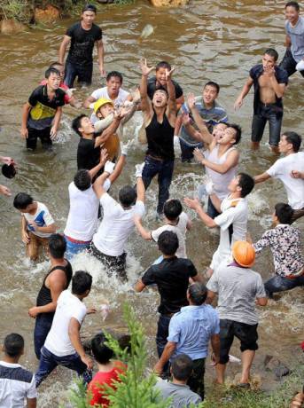 廣西舉辦鬧魚(yú)節(jié) 上萬(wàn)人水塘抓魚(yú)