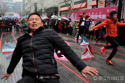 猛男穿高跟鞋賽跑 千姿百態(tài)