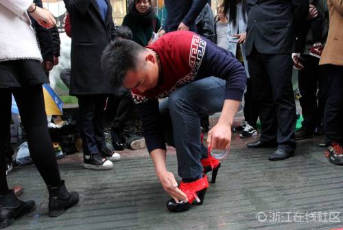 猛男穿高跟鞋賽跑 千姿百態(tài)