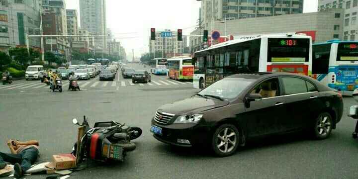 長沙男子車禍現(xiàn)場躺地上玩手機