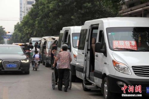 鄭州一醫(yī)院大門被“出院包車”包圍