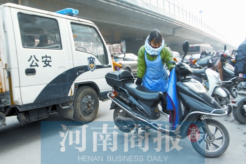 管理員把亂停放的電動(dòng)車(chē)移開(kāi) 記者 唐韜/攝