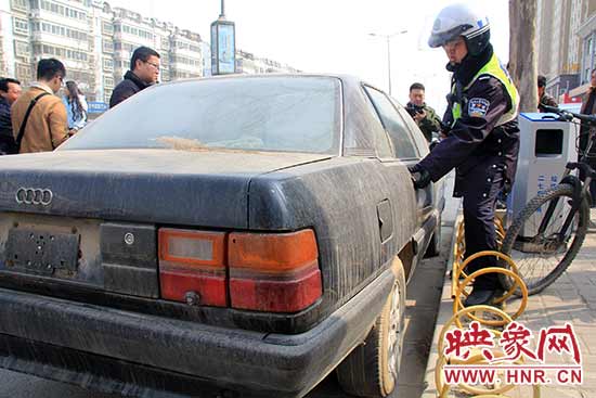 民警正在檢查車(chē)輛