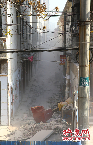 拆遷工地?fù)P塵四起，路邊的圍擋對(duì)揚(yáng)塵起不到一點(diǎn)作用