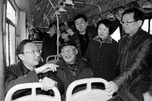 繆瑞林在車上與市民、乘委會(huì)委員交流 通訊員 卜照雪 攝