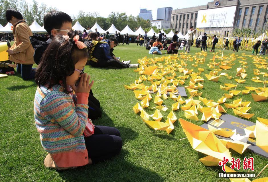 韓國民眾折紙船擺愛心 悼念客輪沉沒遇難者