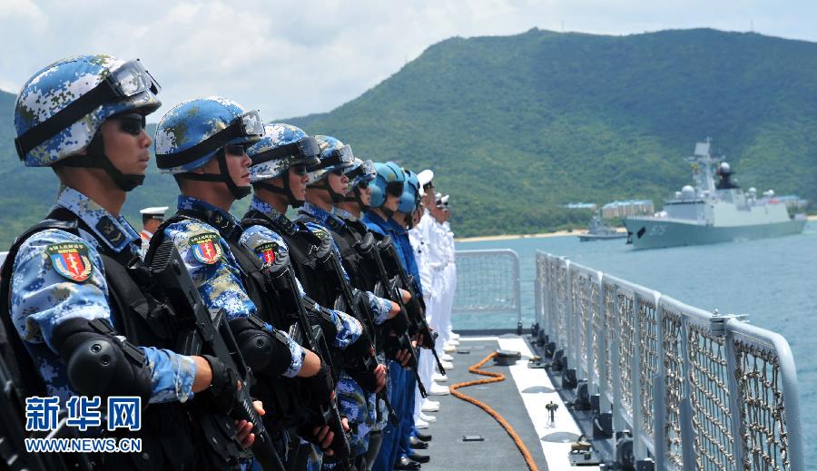 6月9日，在三亞某軍港，?？谂灩俦半S艦出海的特戰(zhàn)隊員離開碼頭。