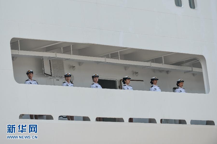  6月9日，在浙江舟山某軍港，和平方舟醫(yī)院船上的海軍官兵列隊與港口送行人員告別。