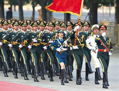昨日，151人最大陣容的三軍儀仗隊(duì)，著新式禮賓服接受檢閱。這也是解放軍儀仗隊(duì)、軍樂(lè)團(tuán)新式禮賓服首次亮
