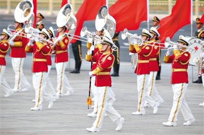 昨日，紅白相配的解放軍軍樂(lè)團(tuán)行進(jìn)演奏服亮相。杜洋 攝