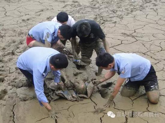 70歲老人深陷淤泥12小時
