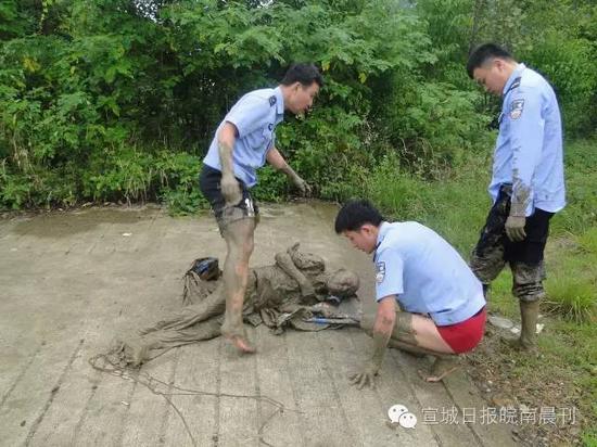 70歲老人深陷淤泥12小時