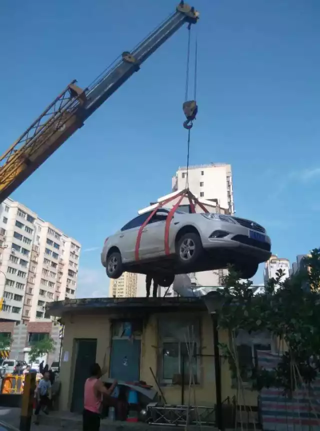 女司機與保安沖突停車堵門 物業(yè)雇吊車讓其上天