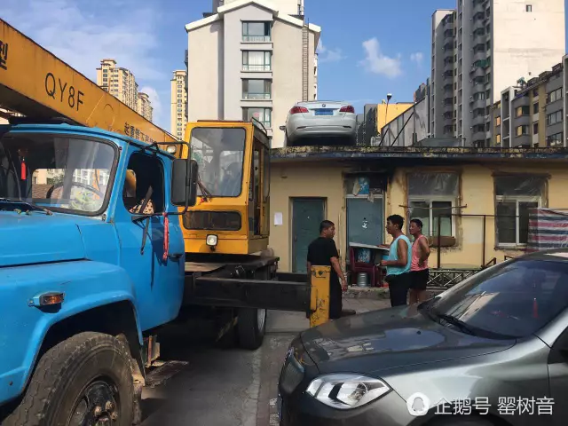 女司機與保安沖突停車堵門 物業(yè)雇吊車讓其上天