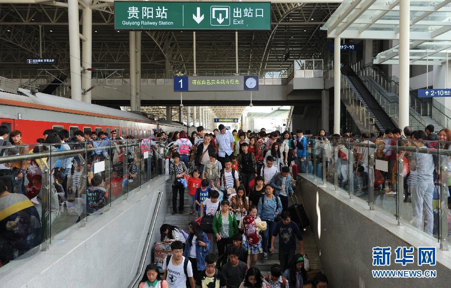 10月6日，抵達貴陽火車站的旅客準備出站。