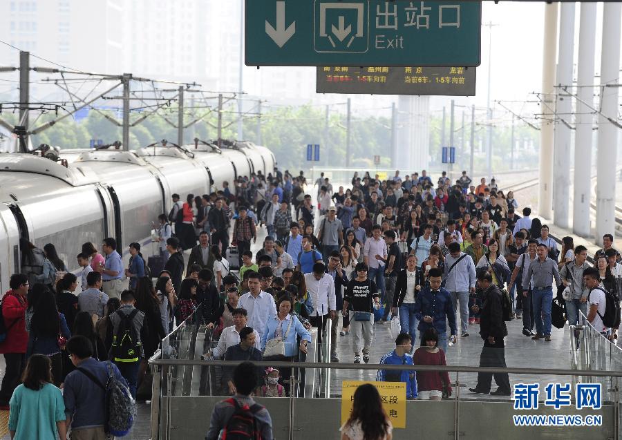 10月6日，無錫火車站站臺上人頭攢動。