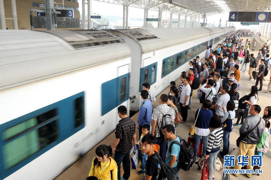 10月6日，在安徽銅陵火車站，大批旅客在站臺上等候乘車。