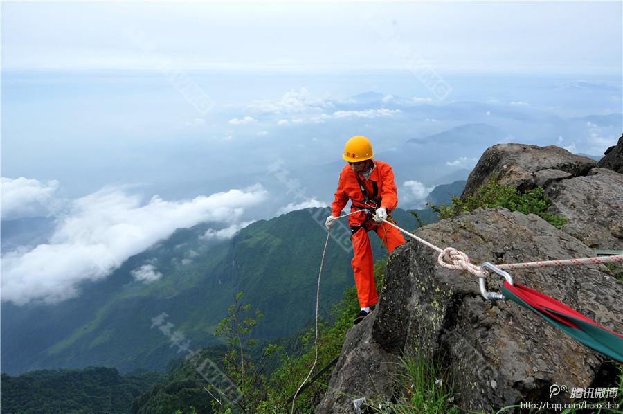 10月5日，峨眉山景區(qū)清潔工彭文才下到巖壁清理游客丟棄的垃圾。
