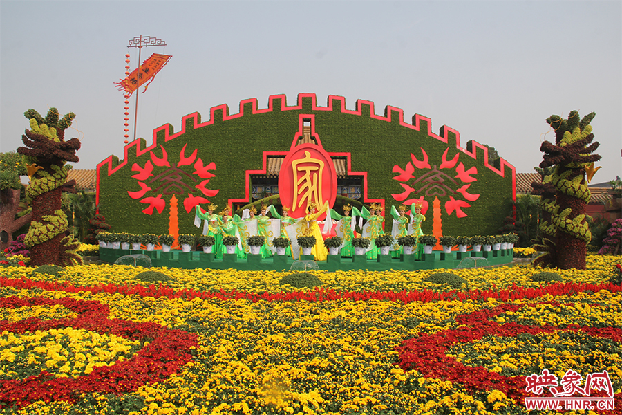 龍亭公園內(nèi)大型菊花景觀。